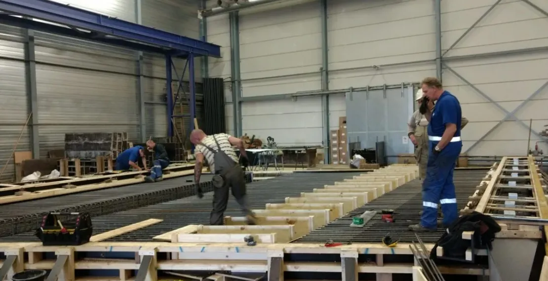 3.-Bouw-prefab-betonnen-overkluizing-scaled-1-1200x900