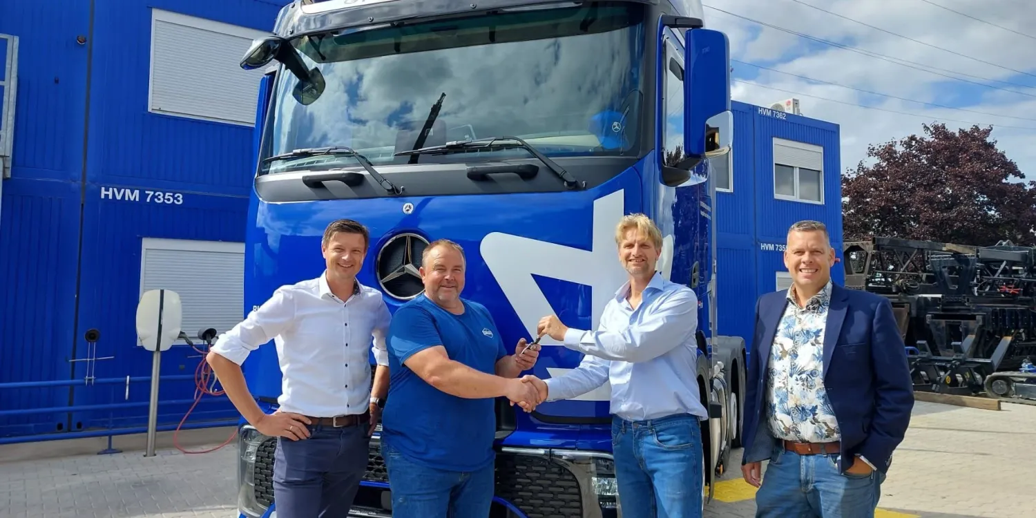 Aflevering nieuwe truck door Van Mossel Vans & Trucks Dordrecht. _2-1