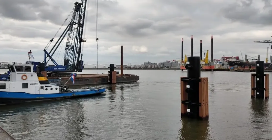 Botlek_1e-werkhaven_buispalen_aangebracht_4-1200x900