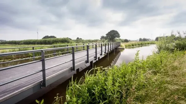 De Koning_fietsbrug-composiet-dek-1024x576-1-600x338