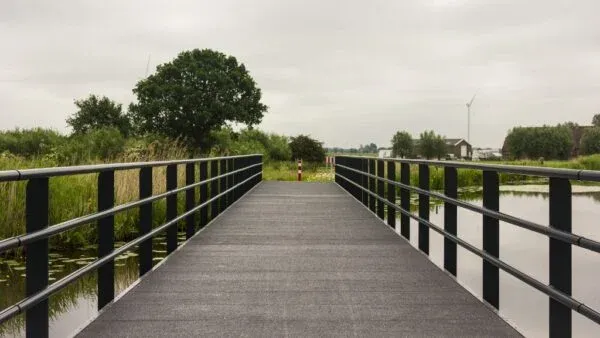 De Koning_fietsbrug-composiet-dek-houten-1024x576-1-600x338