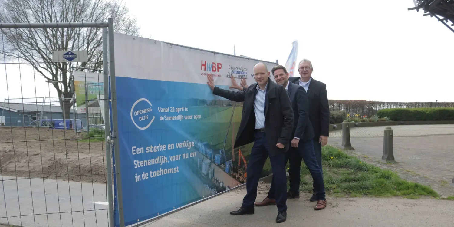 De Koning_Foto-Opening-Stenendijk-met-Eric-Withaar-Hans-Wijnen-Gijs-Ploegmakers-WEB-scaled-e1682000461836-2
