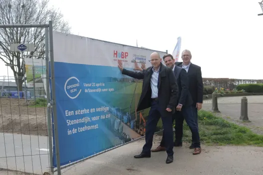 De Koning_Foto-Opening-Stenendijk-met-Eric-Withaar-Hans-Wijnen-Gijs-Ploegmakers-WEB-scaled-e1682000461836