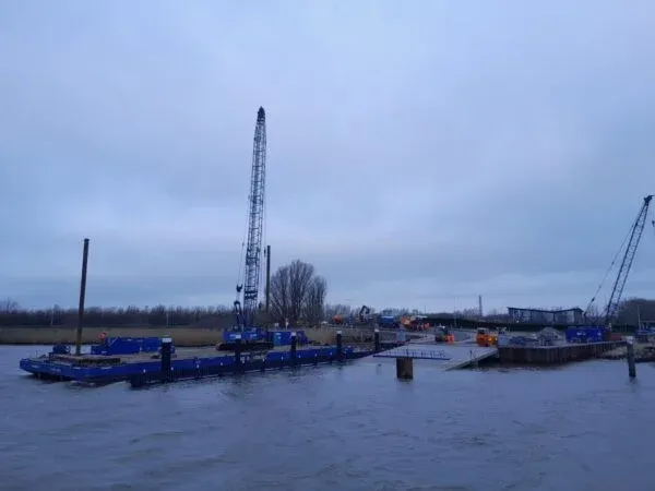 De Koning_montage-drijvend-geleidewerk-asfalteren-wegverhardingen-600x450