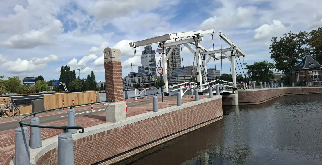 Gebr. De Koning kadevernieuwing Overamstel opgeleverd 02
