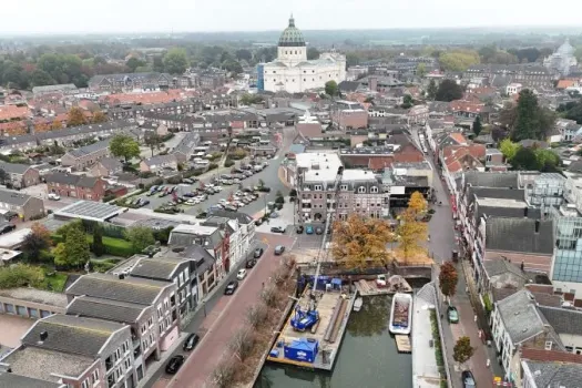 Project-update- wethouder drukt eerste damwandplank voor renovatie kademuren Oudenbosch 