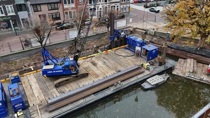 Project-update- wethouder drukt eerste damwandplank voor renovatie kademuren Oudenbosch _)2